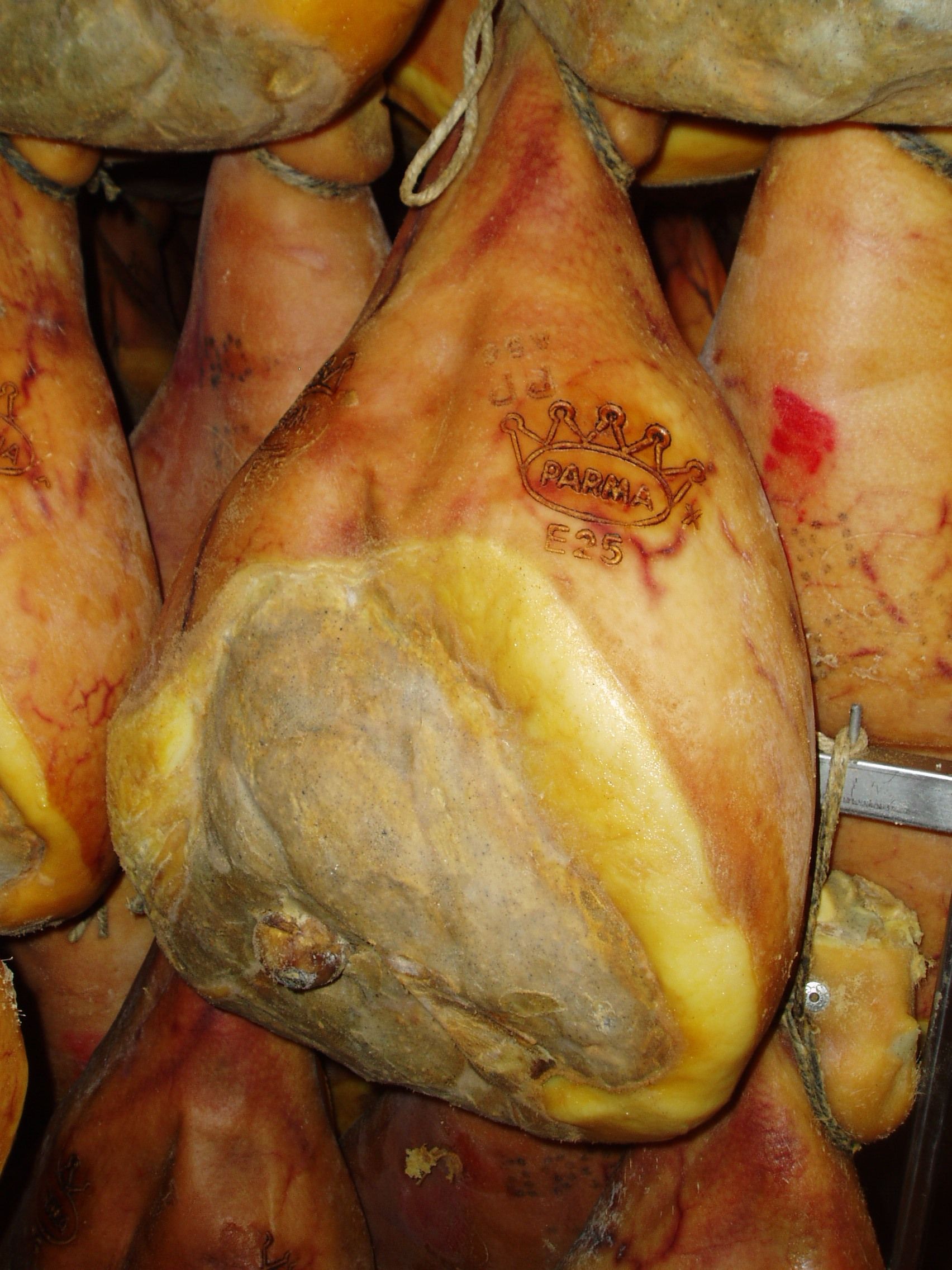 Parma damgası vurulmuş, olgunlaşan prosciutto butları